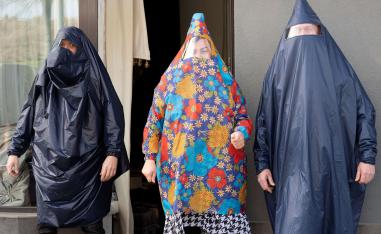 اشخاص يرتدون ألبسة واقية للجسم بالكامل في بولندا