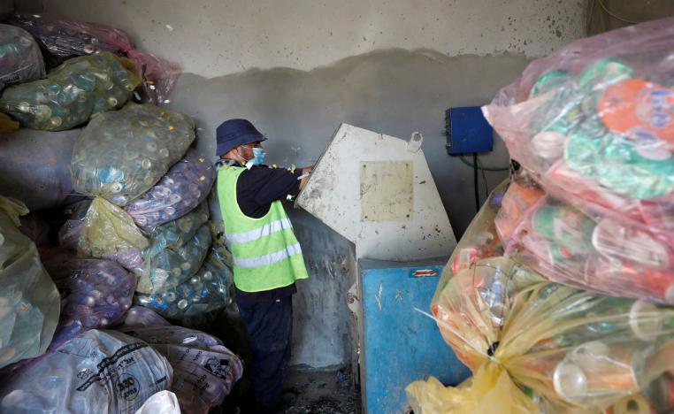 الفلسطيني سامر النابلسي يجمع النفايات لاعادة تدويرها