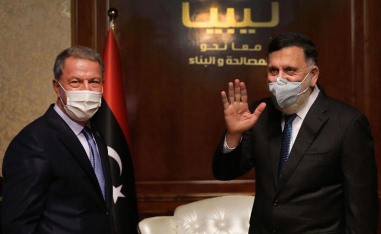 السراج (يمين) يستقبل في طرابلس وزير الدفاع التركي خلوصي أكار 