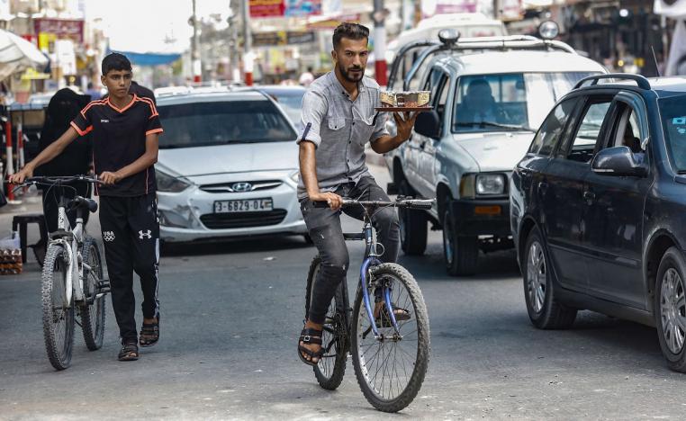 شاب فلسطيني في غزة يوصل القهوة على دراجة هوائية
