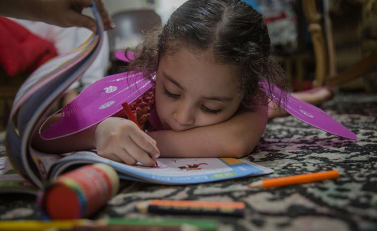 طفلة مصرية تتعلم التلوين