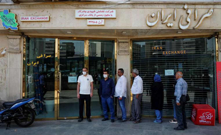 انهيار الريال يلتهم الاحتياطي الإيراني