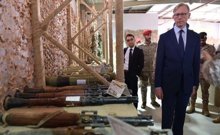 بريان هوك المبعوث الاميركي للشؤون الايرانية في تفقد اسلحة تم ضبطها قبل وصولها للحوثيين