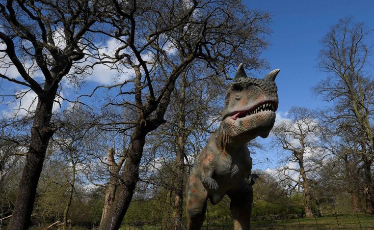 نموذج لديناصور متحرك بالحجم الطبيعي في حديقة بلندن