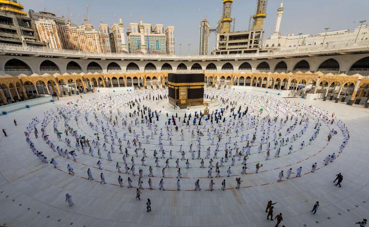 حجاج 2020 يطوفون حول الكعبة