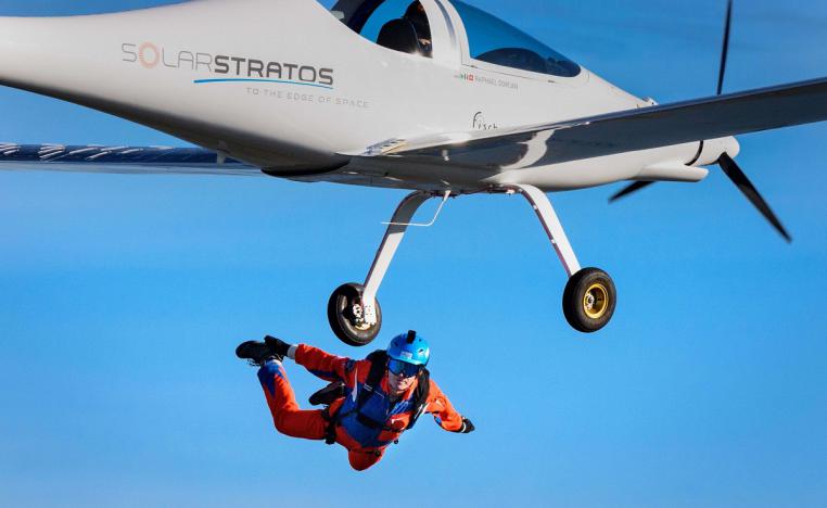 المظلي رفائيل دومجان يقفز من طائرة تعمل بالكهرباء