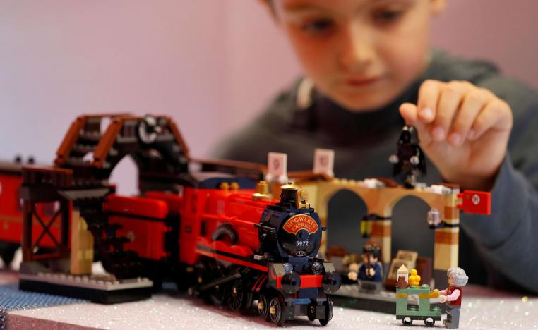 طفل يبني حافلة من قطع الليغو