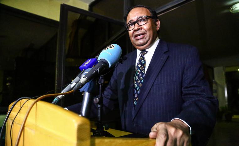 تصريحات سابقة لأوانها تطيح بحيدر بدوي صادق من منصبه