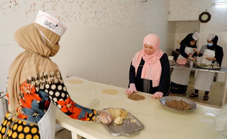 الأرملة العراقية مهيه أدهام يوسف مع النساء في مطبخها