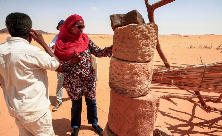 علماء آثار يتفقدون موقعا دمره الباحثون عن الذهب