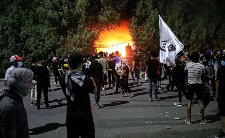 النار تشتعل في مقار أتباع إيران