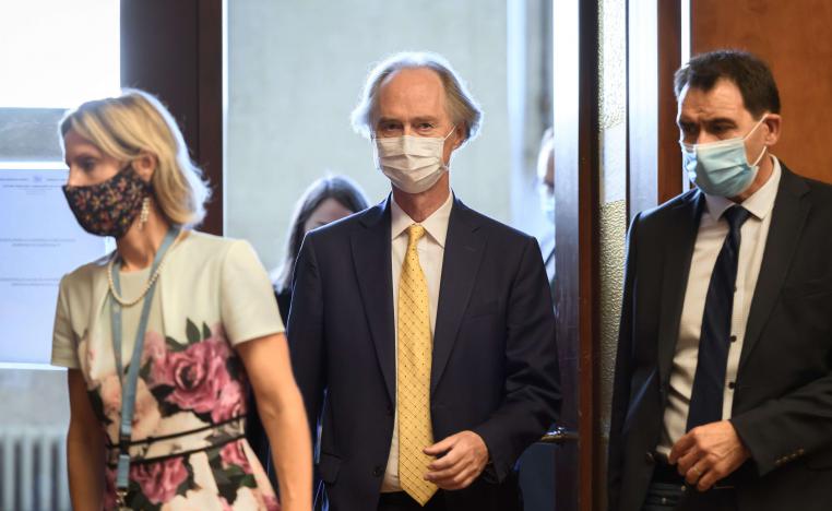 المبعوث الأممي الخاص إلى سوريا غير بيدرسن (وسط)