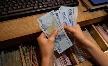 الليرة التركية تتقلب بين انهيار وآخر