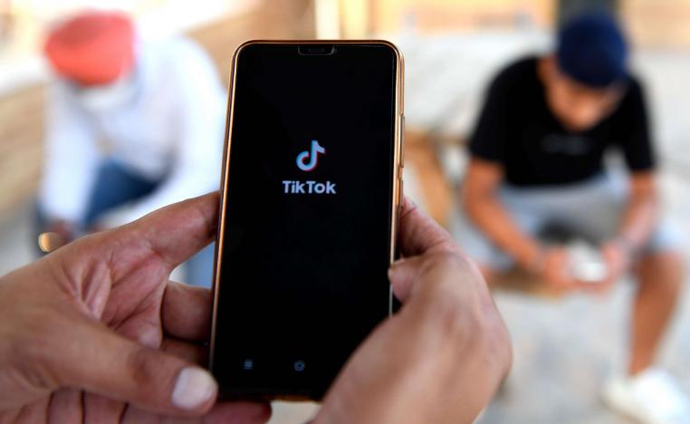 شعار تطبيق تيك توك يظهر على شاشة هاتف محمول