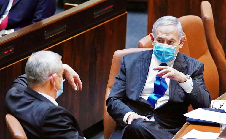 رئيس الوزراء الاسرائيلي بنيامين نتنياهو وشريكه في الائتلاف الحكومي بيني غانتس خلال جلسة للكنيست