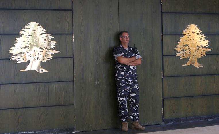 رجل امن لبناني يحرس قاعة اليونسكو قبل انعقاد جلسة خاصة للبرلمان اللبناني