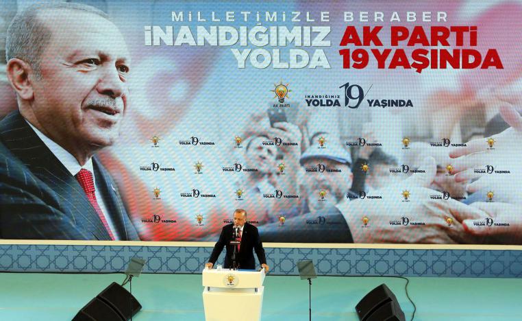 الرئيس التركي رجب طيب اردوغان يلقي كلمة في اجتماع حزبي