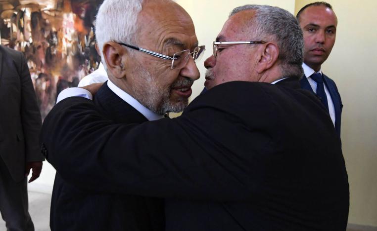 القيادي في النهضة نورالدين البحيري يقبل رئيس الحركة راشد الغنوشي