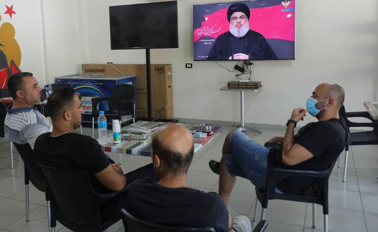 لبنانيون يشاهدون خطابا مسجلا لنصرالله