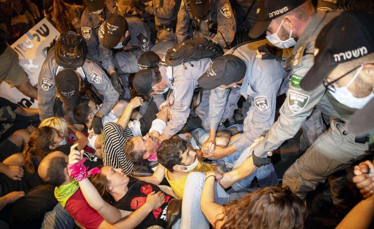 غانتس الشريك في الائتلاف الحكومي يندد باستخدام العنف ضد المحتجين المطالبين باستقالة نتنياهو