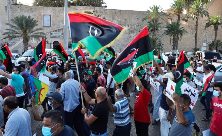محتجون ليبيون على الفساد وسط طرابلس