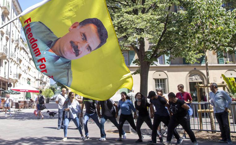 أكراد من حزب العمال الكردستاني يرفعون صورة مؤسسة عبدالله أوجلان في تظاهرة في جنيف