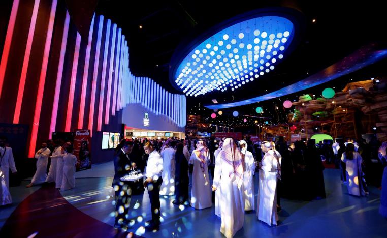  سعوديون في الرياض بارك مول أثناء افتتاح دار سينما عام 2018