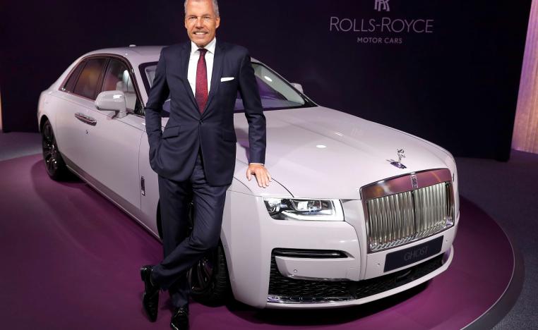 المدير التنفيذي لشركة رولز رويس يلتقط صورة بجانب الشبح