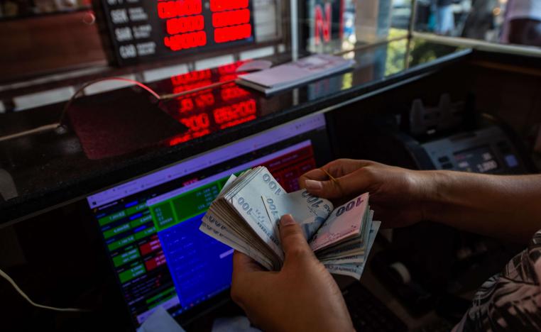 الليرة التركية تتقلب بين انهيار وآخر 