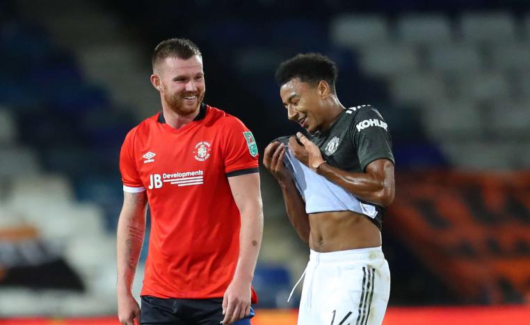 فريق مان يونايتد ينتظر الدقائق الأخيرة لتأمين فوزه بهدفين متأخرين