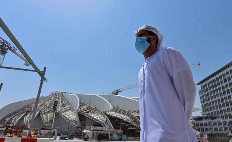 اماراتي يرتدي كمامة