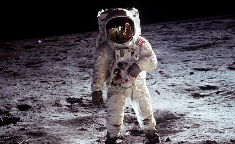 رائد الفضاء الأميركي باز ألدرين يقف على سطح القمر في مهمة ابولو 11 عام 1969