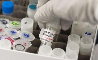 عينات من لقاح محتمل لكورونا تطوره جامعة أوكسفورد