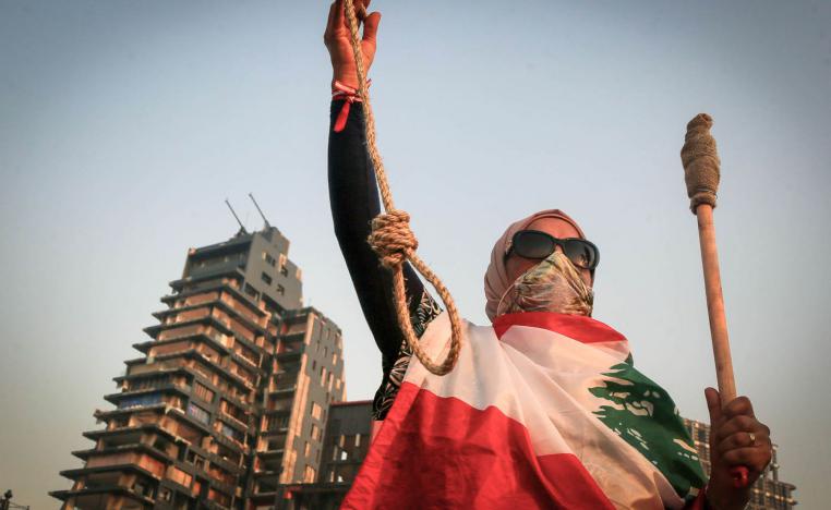 محتجة لبنانية تلوح بحبل في ذكرى شهر على انفجار بيروت
