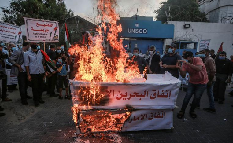 فلسطينيون يحرقون توابيت رمزية للاحتجاج على اتفاق السلام الاسرائيلي الاماراتي البحريني