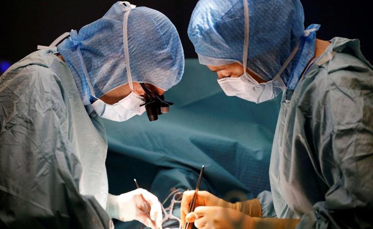 جراحان يجريان عملية قلب لمريض في أحد مستشفيات فرنسا