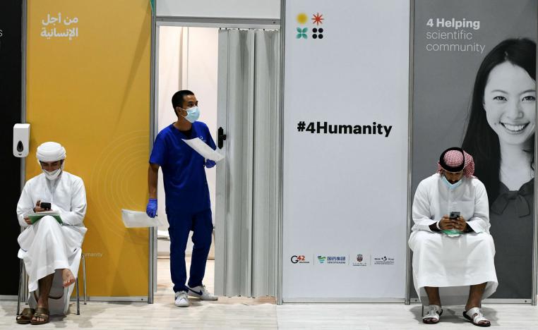 إماراتيون ينتظرون تلقي اللقاح في مركز أبوظبي الوطني للمعارض في أبو ظبي