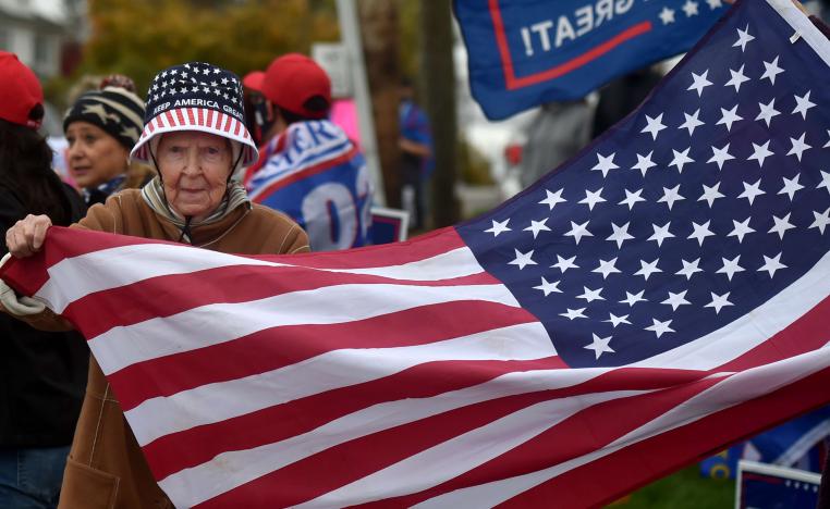 مواطنة أميركية تلوح بعلم بلادها