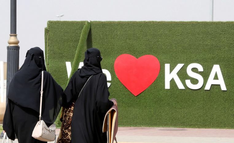 امرأتان سعوديتان في مطار أبها