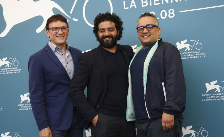 المخرج العراقي محمد الدراجي يتوسط الشقيقين أنتوني وجو روسو منتجي الفيلم