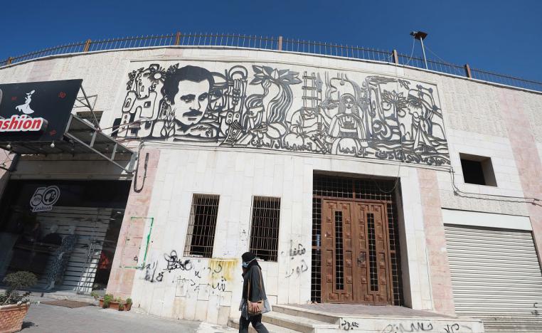 الروائي الفلسطيني غسان كنفاني يظهر على جدارية ببلدة دورا 
