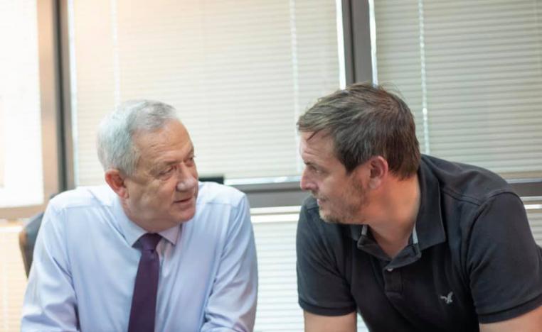 عساف زمير وزير السياحة المستقيل مع بيني غانتس رئيس حزب أزرق أبيض 