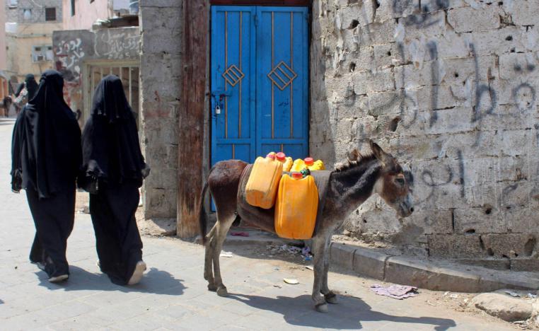 نساء عدنيات في مسعى لايجاد وقود