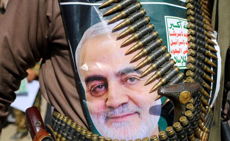 مسلحون حوثيون يرفعون صور قائد فيلق القدس السابق الجنرال قاسم سليماني بعد مقتله في بغداد 