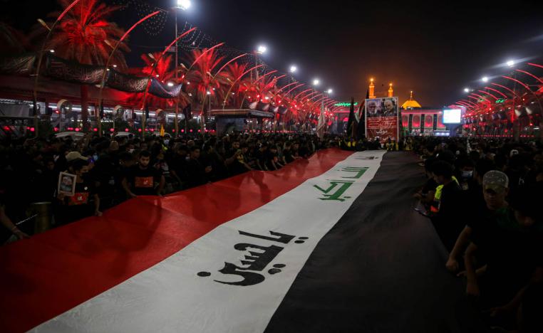 عراقيون يحتقلون بالاربعبنبة الحسين بتغيير العلم العراقي