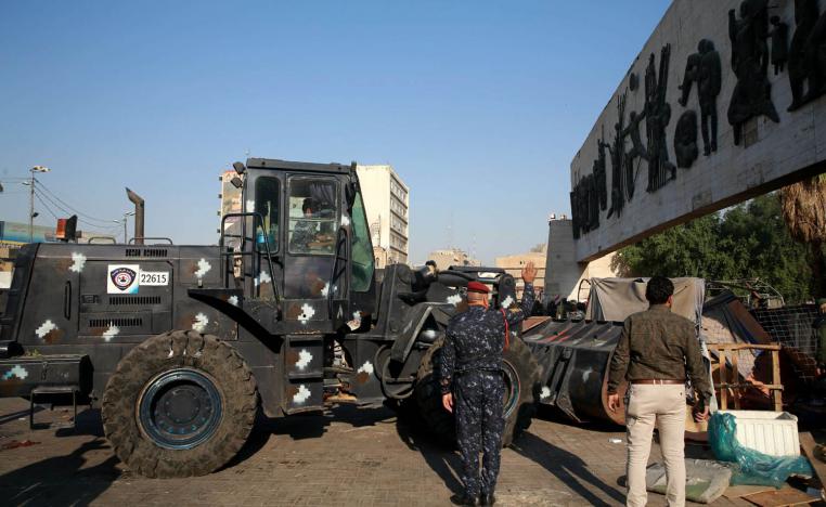 جرافات حكومية تزيل بقايا التظاهرات في ساحة التحرير ببغداد