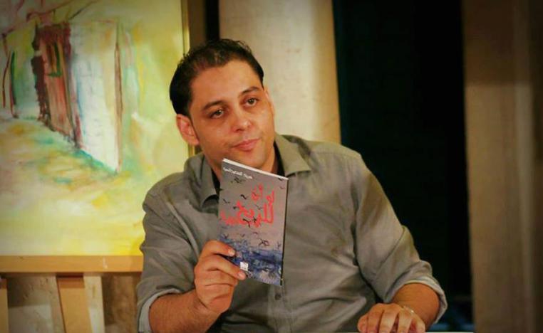 أسنان نافذة تعاشر علكة الريح