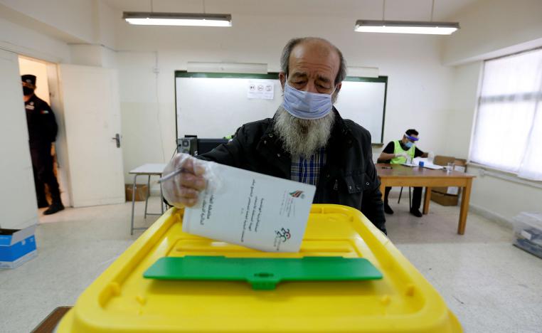أردني يدلي بصوته في الانتخابات البرلمانية 2020