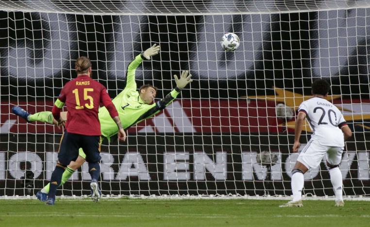 توريس أول لاعب في تاريخ 'لا روخا' يسجل هاتريك في شباك 'المانشافت'