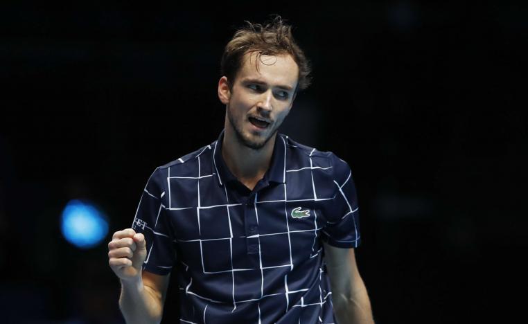  لاعب التنس الروسي يعقد مهمة غريمه الصربي في لندن   